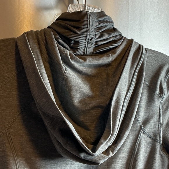 lululemon athletica Charcoal Men's Hooded Jacket - Picture 5 of 7